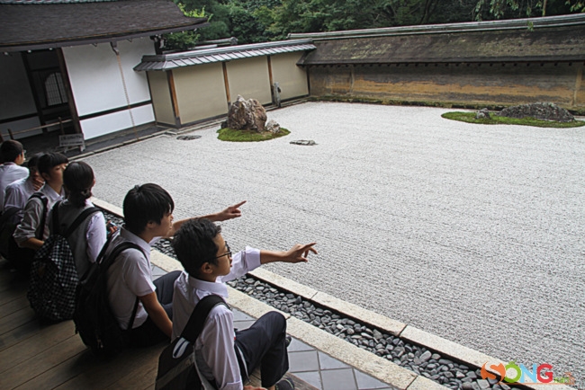 Việc tham quan chùa là một trong những hoạt động ngoại khóa bổ ích của các học sinh xứ này.
