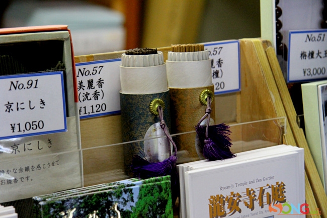 Những món được bày bán ở chùa: hương, sách, bưu ảnh.