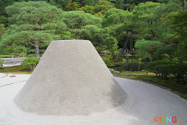 Đụn cát tuyệt đẹp này được cho rằng là mô hình thu nhỏ của ngọn núi Phú Sĩ, ngọn núi nổi tiếng nhất của Nhật Bản.