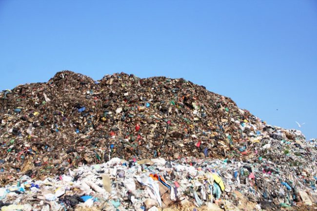 Rác thải ứ đọng số lượng lớn khiến bãi rác Cẩm Hà chất thành núi