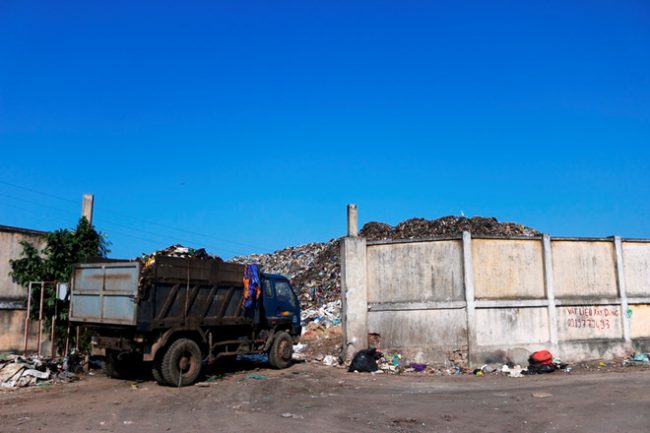 Dù bãi rác Cẩm Hà đã quá tải nhưng hàng ngày xe tải vận chuyển rác khắp TP.Hội An đổ về đây