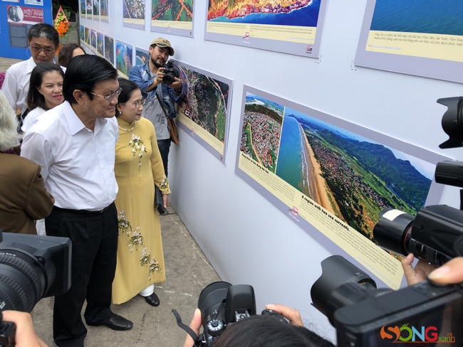 Nguyên chủ tịch nước Trương Tấn Sang đang ngắm các bức ảnh tại triển lãm và dành nhiều lời khen tặng.