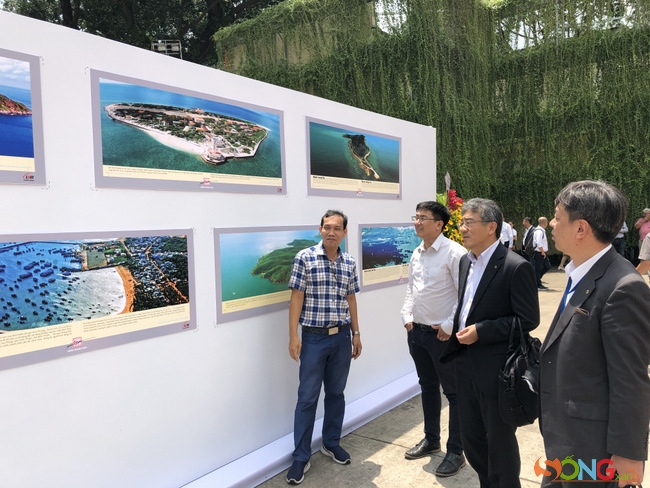 Những vị khách Nhật đang xem ảnh tại triển lãm. Biển đảo quê hương đẹp ngỡ ngàng trong những bức ảnh chụp từ không trung…