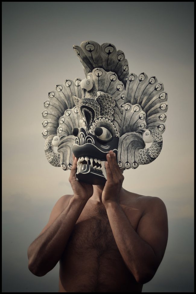 Mặt nạ của người dân bản địa phía nam Sri Lanka. Ảnh: Chris Rainier.