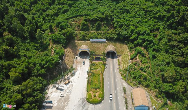 Để giảm áp lực cho hầm Hải Vân 1, tháng 4/2016 lãnh đạo Bộ Giao thông Vận tải (GTVT) đồng ý cho Công ty CP Đèo Cả triển khai dự án hầm đường bộ Hải Vân 2 (song song với Hải Vân 1).