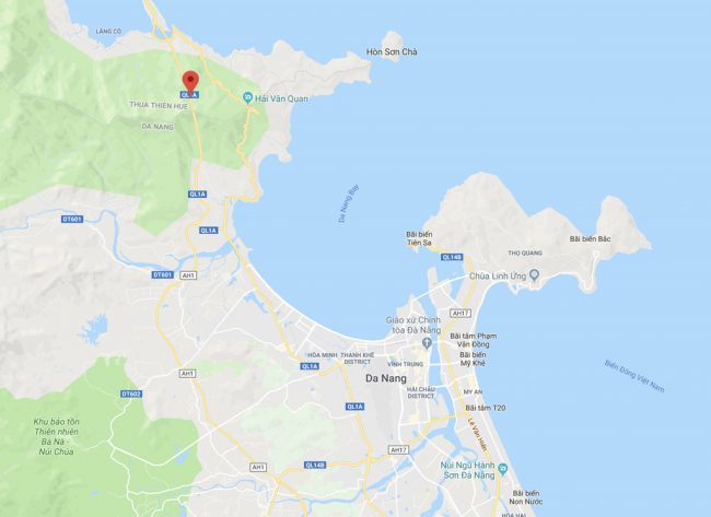 Hầm Hải Vân (chấm đỏ) nối liền Thừa Thiên – Huế và Đà Nẵng. Ảnh: Google Maps.