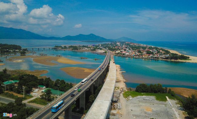 Phía Bắc hầm Hải Vân, tuyến đường dẫn nối từ thị trấn Lăng Cô (tỉnh Thừa Thiên – Huế) và các cầu cũng đã hoàn thành hơn 95% khối lượng.