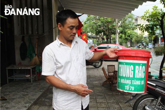 Anh Nguyễn Đăng Dũng giới thiệu về mô hình mỗi hộ dân 2 thùng đựng rác để phân loại rác thải ngay tại nguồn.