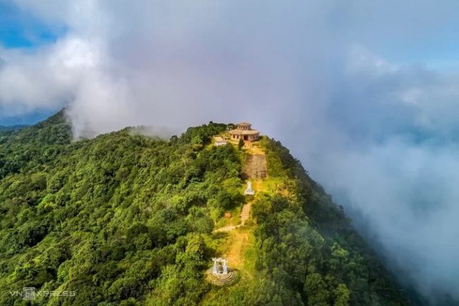 Toàn cảnh đỉnh Bạch Mã và khu vực Vọng Hải Đài mờ ảo trong mây, ở độ cao 1.450 m
