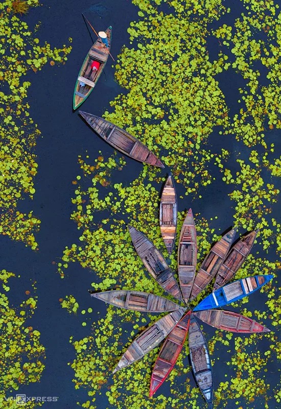 Bến thuyền của ngư dân trên sông Đầm. Gần đây, ngư dân thành lập tổ hợp tác chèo thuyền gồm 12 thành viên, phục vụ du khách tham gia hoạt động trải nghiệm đánh bắt cá, gỡ lưới trên sông nước và tham quan làng chài.