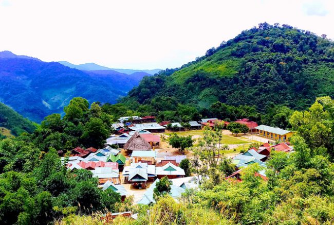 Một góc ngôi làng của đồng bào Cơ Tu ở huyện vùng cao Tây Giang ẢNH: MẠNH CƯỜNG