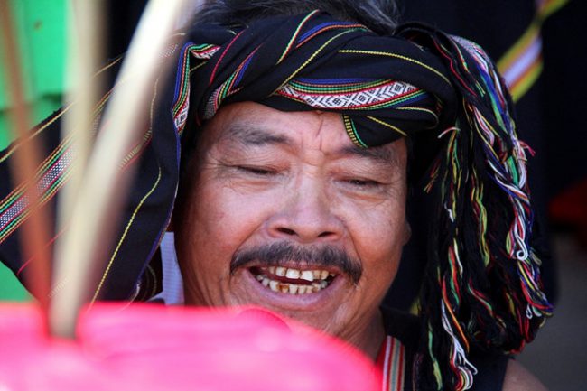 Nụ cười của già làng người Pơ noong ở huyện Phước Sơn ẢNH: MẠNH CƯỜNG