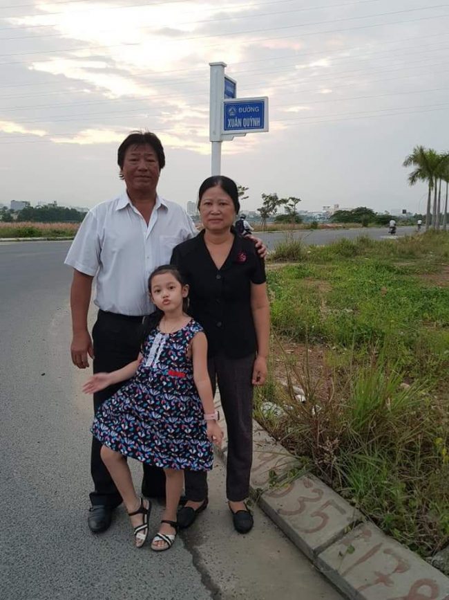 Gia đình bà Lưu Khánh Thơ bên con đường Xuân Quỳnh tại Đà Nẵng – Ảnh: Facebook nhân vật
