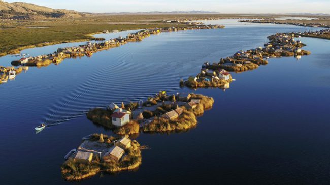 Người Uro sống trên hồ Titicaca, phía nam Peru đã tự xây dựng cho họ những đảo nổi bằng vật liệu tự nhiên là cây totoras. Người dân sinh sống thành từng gia đình tại hơn 40 đảo nổi trên hồ. Bên cạnh các nghề truyền thống thô sơ như đánh bắt cá, chim hoang dã, người Uro ngày nay đã biết làm các dịch vụ du lịch, nổi tiếng nhất là tour tham quan bằng thuyền lau sậy “Balsa de Totora”. Ảnh: George Steinmetz.