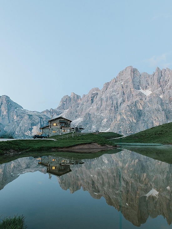 Hồ nước phẳng lặng phản chiếu hình ảnh căn nhà và ngọn núi Pale di San Martino, thuộc dãy Brenta Dolomites, miền bắc Italy. “Sự phản chiếu quá đẹp khiến tôi không thể bỏ qua khoảnh khắc này”, nhiếp ảnh gia Kevin Faingnaert cho biết. Ảnh: Kevin Faingnaert.