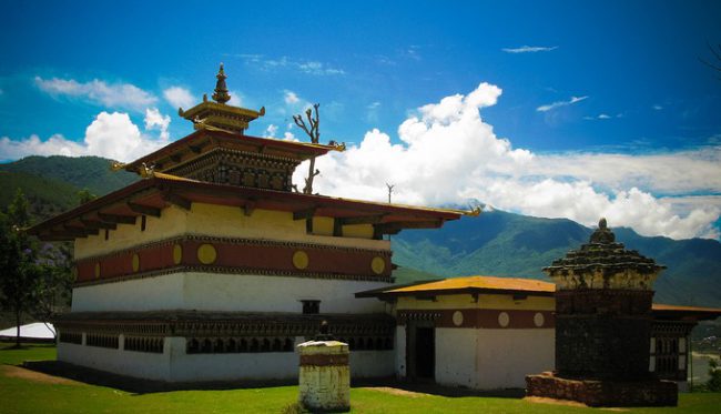 Chimi Lhakhang nằm trên một ngọn đồi nhỏ, gần cố đô Punakha. Để đến tu viện, du khách phải đi qua một ngôi làng với những căn nhà được vẽ, trang trí bằng hình dương vật. Tu viện được xây năm 1499 có thiết kế hình vuông và chóp nhọn. Nơi đây thường xuyên tấp nập tín đồ hành hương và khách du lịch. Phía bên ngoài có treo khoảng 100 lá cờ cầu nguyện tung bay trong gió. Người dân Bhutan tin rằng khi gió đi qua những lá cờ này, nó mang những lời cầu nguyện theo và mọi người sẽ nhận được phúc lành. Ảnh: Homo Cosmicos/Shutterstock.