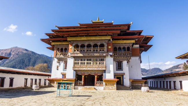 Tu viện Gangtey được xây dựng từ năm 1613, thuộc dòng truyền thừa Ninh Mã (Nyingmapa – một trong bốn tông phái chính của Phật giáo Tây Tạng) ở phía Tây Bhutan. Nơi đây nổi bật bởi hình ảnh chim garuda huyền thoại của Phật giáo. Tháng 11 hàng năm, người dân sẽ tập trung tại đây trong trang phục sếu đen và trắng để cùng nhảy múa, chào đón mùa Đông về. Ảnh: Andbeyond.