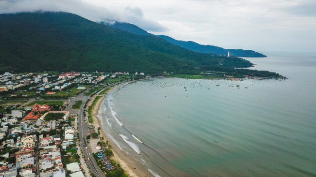 Ngày 1/11, ở Đà Nẵng mưa bắt đầu tạnh dần. Tuy nhiên, dọc các bãi biển từ chân núi Sơn Trà đến quận Ngũ Hành Sơn có nhiều rác thải tấp vào bãi cát.
