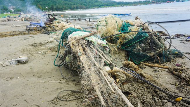Đại diện Ban quản lý bán đảo Sơn Trà và các bãi biển du lịch Đà Nẵng thừa nhận biển Đà Nẵng đang ngập rác. Đơn vị này chưa ước lượng được có bao nhiêu tấn rác thải đang nằm la liệt ở các bãi biển. 
