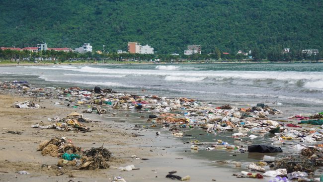 Các loại chai, lọ và túi nhựa tấp vào bờ biển. Có mặt tại khu vực này, phóng viên cảm nhận có mùi tanh hôi, bốc lên nồng nặc, rất khó chịu.