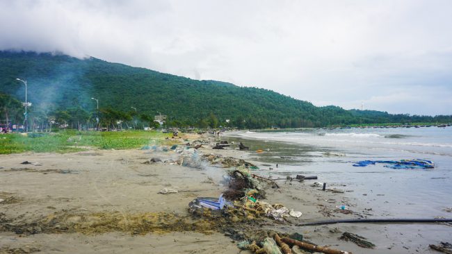 Một du khách người Hàn Quốc nói với Zing.vn rằng Đà Nẵng là một trong số ít địa phương trên thế giới sở hữu bãi biển đẹp, từng được báo nước ngoài khen là "đẹp nhất hành tinh". "Các bạn phải bảo vệ nó và theo tôi, cách tốt nhất là đừng ai vứt rác bừa bãi ra môi trường", du khách người Hàn Quốc khuyên.