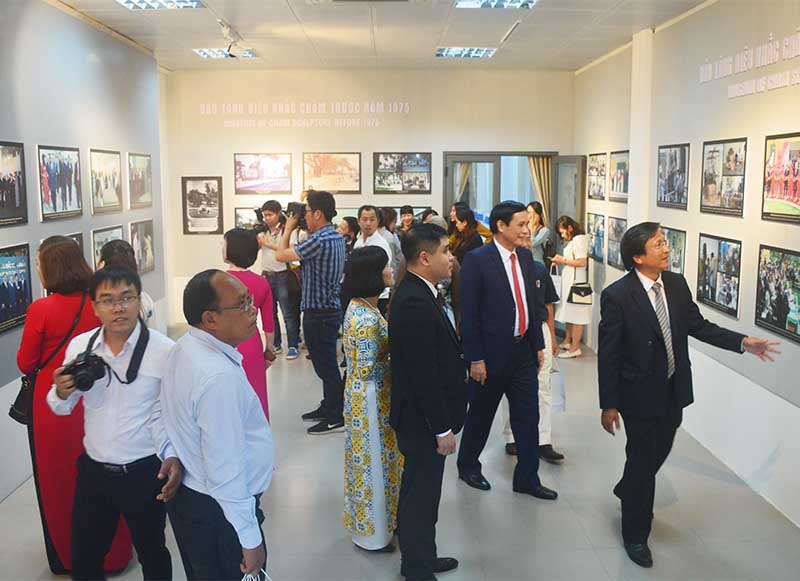 Không gian trưng bày phục vụ du khách tham quan nhân dịp kỷ niệm 100 năm thành lập Bảo tàng Điêu khắc Chăm Đà Nẵng (1919 - 2019). Ảnh: Q.T