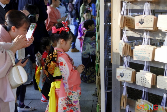Khi tới thăm các ngôi đền, các bố các mẹ sẽ mua cho con mình kẹo 1000 năm (chitose-ame). Kẹo được đựng trong một chiếc túi mang hình ảnh tượng trưng của loài hạc và rùa – hai loài tượng trưng cho sức khỏe và cuộc sống lâu bền ở Nhật Bản. Kẹo và chiếc túi thể hiện niềm hy vọng của cha mẹ rằng con cái họ sẽ sống lâu và giàu có.