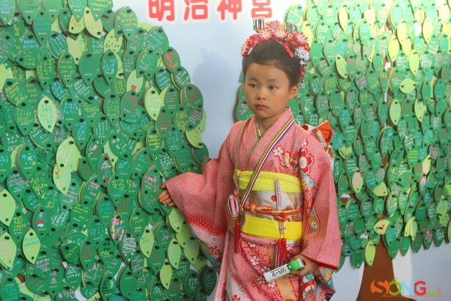 Đây là dịp các em được mặc đồ truyền thống, trong đó có nhiều trẻ là lần đầu tiên được biết kimono, hakama là gì.