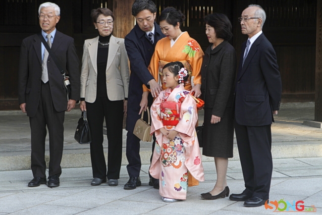 Đây cũng là dịp các gia đình người Nhật cùng tụ họp, hẹn nhau đi lễ, viếng đền. Trong ảnh là gia đình của một đôi vợ chồng đưa cô con gái 7 tuổi đến lễ hội cùng tứ thân phụ mẫu.