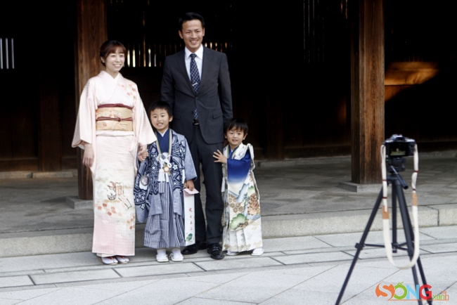 Gia đình này đang là một hình mẫu đáng khuyến khích ở Nhật Bản khi họ có 2 đứa con. Nhật Bản đang đối diện với vấn đề lâu nay là các gia đình ngày càng lười sinh con và nếu có, chỉ sinh một.