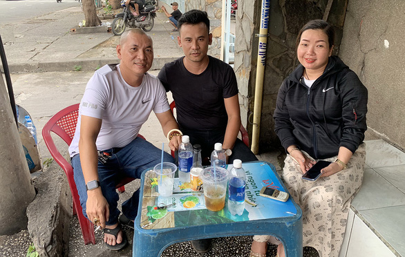 Anh Thanh (giữa) tìm gặp anh Nhật và chị Minh – đôi vợ chồng bán nhà mua xe chở bệnh nhân ở TP.HCM để xin kinh nghiệm vận hành chuyến xe 0 đồng. Ảnh: NVCC