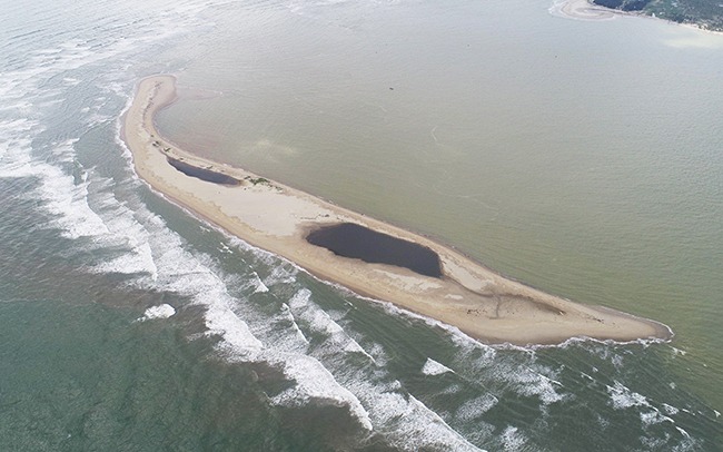Cồn cát hình thành trên biển Cửa Đại giống hình cánh cung hướng vào đất liền, ở giữa có hai hồ nước. Ảnh: Tổng cục Phòng chống thiên tai.