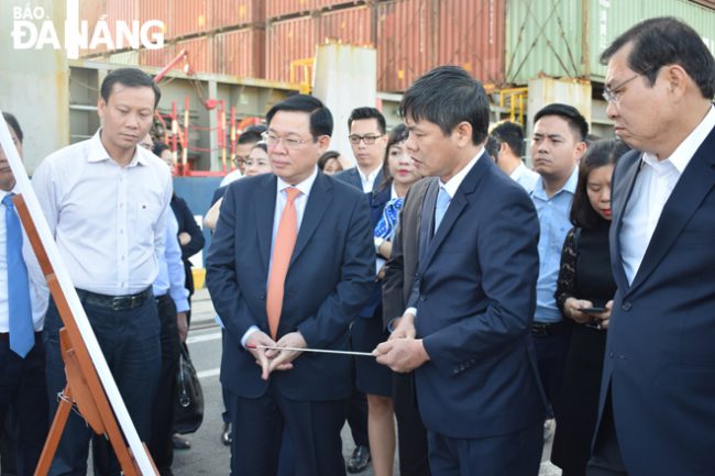 Phó Thủ tướng Chính phủ Vương Đình Huệ nghe lãnh đạo Cảng Đà Nẵng trình bày về kết quả hoạt động của đơn vị trong năm 2019.