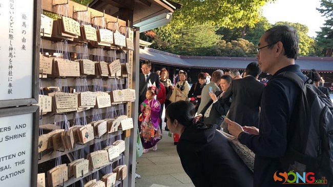 Những thanh gỗ ghi sẵn những điều cầu nguyện được bày bán để du khách treo lên trong đền theo ý nguyện.