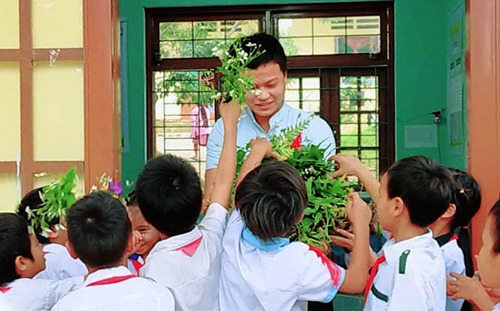 Thầy Chính nhận hoa của học sinh.