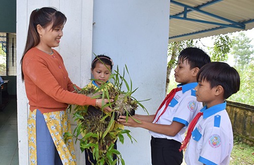 Cô Võ Thị Huyền Sinh nhận quà của học sinh tặng ngoài cửa lớp.