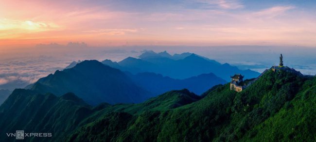 Dãy núi Hoàng Liên Sơn trải dài khoảng 180 km theo hướng tây bắc - đông nam giữa hai tỉnh Lào Cai - Lai Châu và kéo dài đến tận phía tây tỉnh Yên Bái. Mùa này, các tay máy tìm đến khu vực đỉnh núi để "săn ảnh" biển mây bồng bềnh.