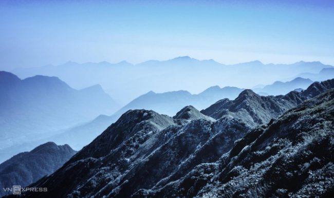 Hoàng Liên Sơn mùa băng tuyết. Tác giả bộ ảnh Nguyễn Tấn Tuấn (TP HCM) cho biết anh từng đến vùng núi Hoàng Liên Sơn 4 lần và rất ấn tượng trước bức tranh thiên nhiên giữa núi rừng hùng vĩ.