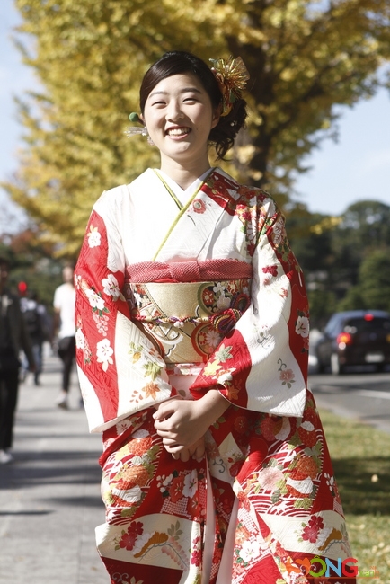 Nếu không phải vào mùa lễ hội, thường thì chỉ những mùa hoa anh đào và mùa Thu thay lá, các cô gái mới diện kimono trên phố đi chụp ảnh.