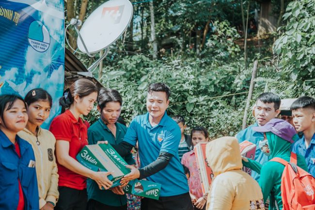 Những thùng mì tôm được các bạn trẻ trong CLB Kết nối yêu thương trao tận tay người dân xã Sông Trà