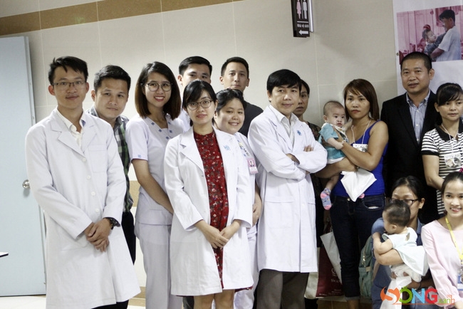 Là tổ chức phi chính phủ quốc tế từ Hoa Kỳ thành lập năm 1982 tại hơn 67 quốc gia với mạng lưới trên 5.400 tình nguyện viên y tế đến từ hơn 80 quốc gia, Operation Smile hoạt động với mục tiêu tôn chỉ nhằm nâng cao điều kiện y tế và hỗ trợ phẫu thuật cho trẻ em bị dị tật hàm mặt trên toàn cầu trong đó có Việt Nam. Trong ảnh là các y bác sĩ Bệnh viện Đại học Y Dược TP.HCM tham gia chương trình năm 2018.