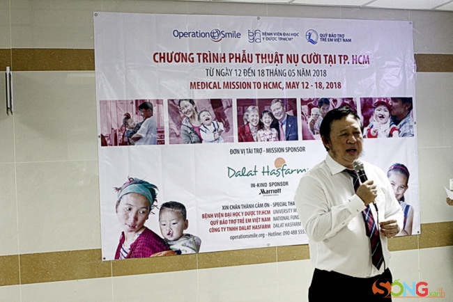 Chương trình nhận được sự hỗ trợ, đồng hành của nhiều bệnh viện uy tín ở Việt Nam. Trong ảnh là GS-TS Phạm Văn Tấn, PGĐ Bệnh viện Đại học Y Dược TP.HCM phát biểu trong lần đồng hành cùng Operation Smile.
