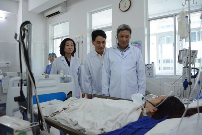 Thứ trưởng Bộ Y tế cùng Giám đốc Sở Y tế TP Đà Nẵng, Giám đốc Bệnh viện Đà Nẵng thăm sản phụ đang nguy kịch, được điều trị tại Bệnh viện Đa khoa Đà Nẵng