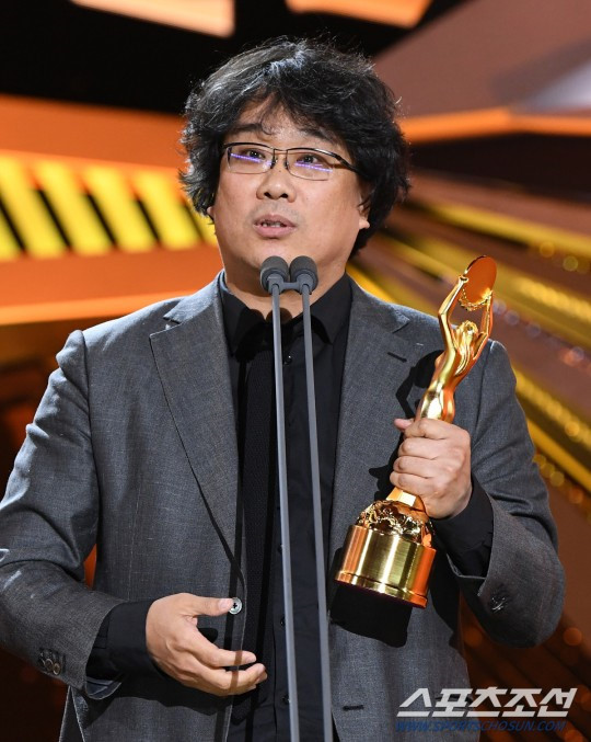Đạo diễn Bong Joon Ho cùng Ký sinh trùng thâu tóm các giải thưởng quan trọng tại Rồng Xanh 2019  ẢNH: CHỤP MÀN HÌNH SPORTS CHOSUN