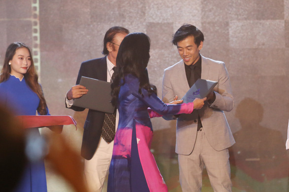 Leon Lê nhận giải Đạo diễn xuất sắc nhất cho phim “Song Lang”.