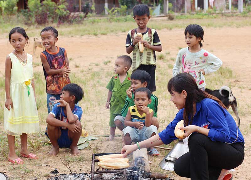 Đoàn xã Duy Phú trong chương trình chia sẻ với trẻ em huyện Tây Giang. Ảnh: N.TRANG