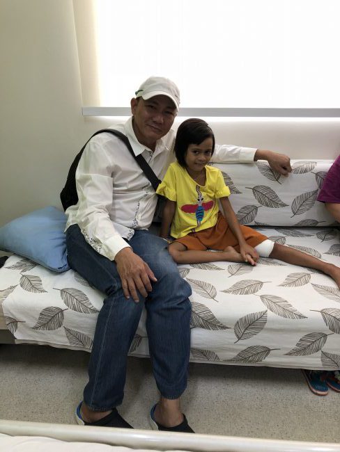 Anh Hai Phú Tuấn và Miriam – một cô bé gặp gỡ Xanh Yêu Thương như điều kỳ diệu, sau đó được kết nối hỗ trợ phẫu thuật tại bệnh viện FV cho căn bệnh mà nhiều bệnh viện đã lắc đầu. Ảnh: XYT