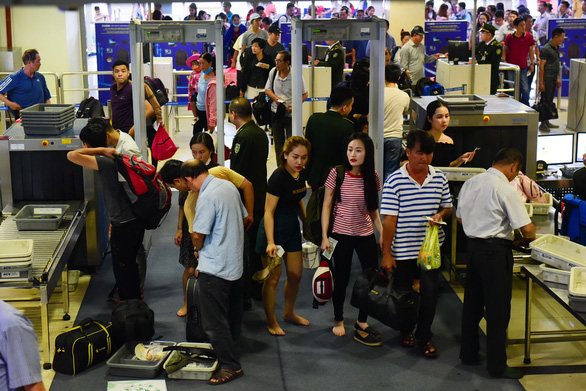 Hành khách làm thủ tục tại sân bay Tân Sơn Nhất. Ảnh: Q.Đ.