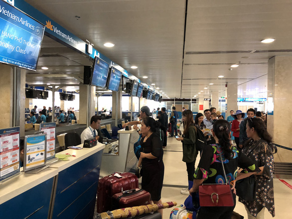 Hành khách của Vietnam Airlines làm thủ tục tại sân bay Tân Sơn Nhất, TP.HCM. Ảnh: C.TRUNG