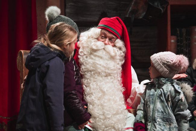 Ông già Noel trò chuyện với các em bé tại làng Rovaniemi - Ảnh: AFP